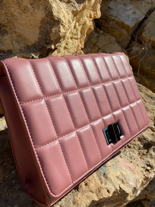 Quiltad axelväska med kedjerem