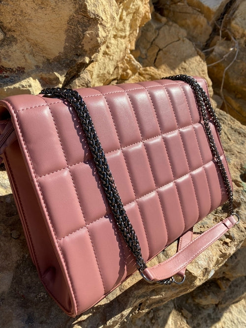 Quiltad axelväska med kedjerem