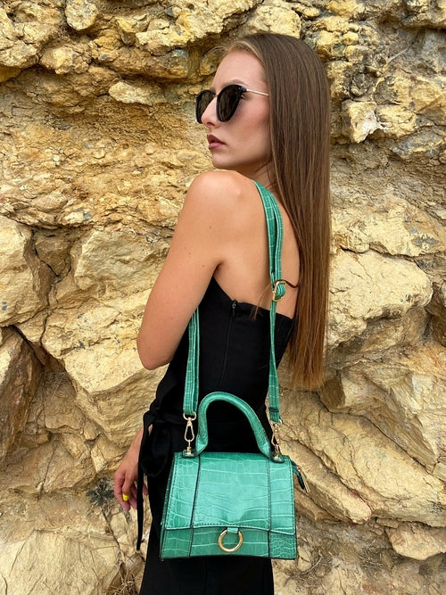 Axelväska med djurmönster och spänne