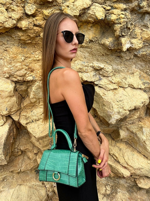 Axelväska med djurmönster och spänne