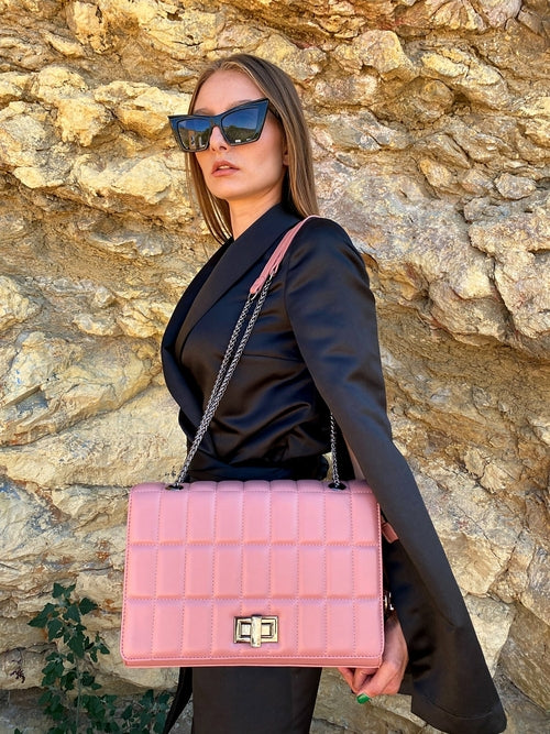 Quiltad axelväska med kedjerem