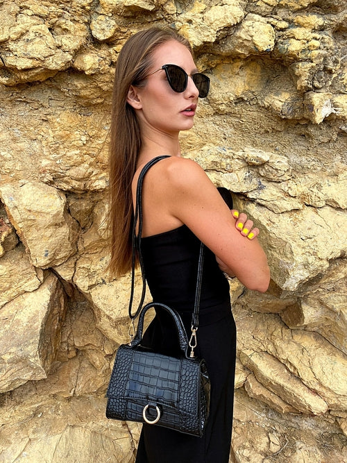 Axelväska med djurmönster och spänne