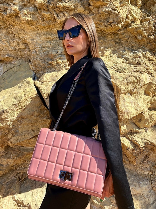 Quiltad axelväska med kedjerem