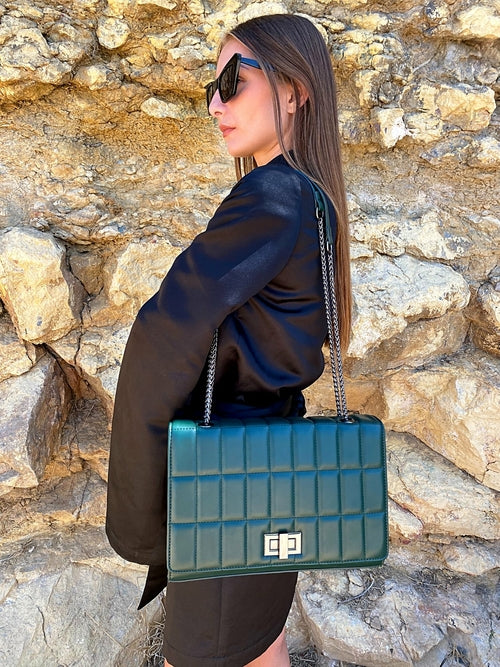 Quiltad axelväska med kedjerem