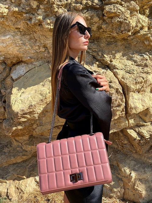 Quiltad axelväska med kedjerem