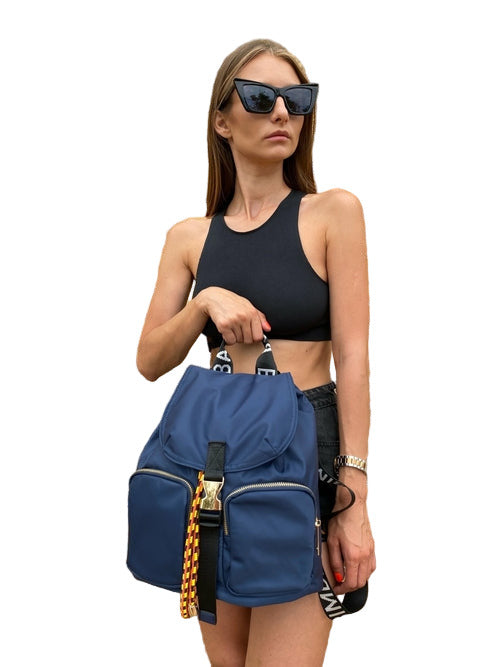 Blå ryggsäck med bälte