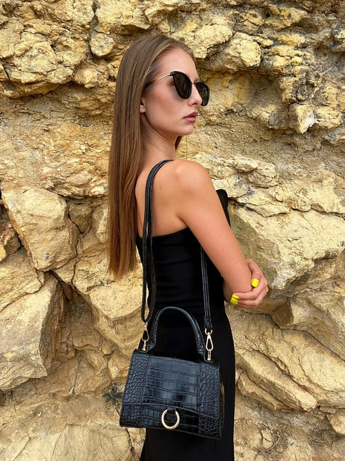 Axelväska med djurmönster och spänne