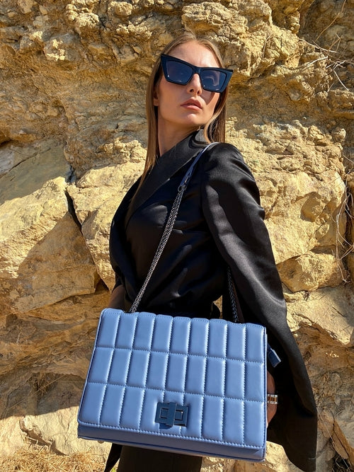 Quiltad axelväska med kedjerem