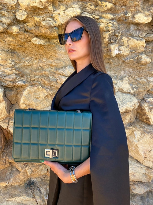 Quiltad axelväska med kedjerem