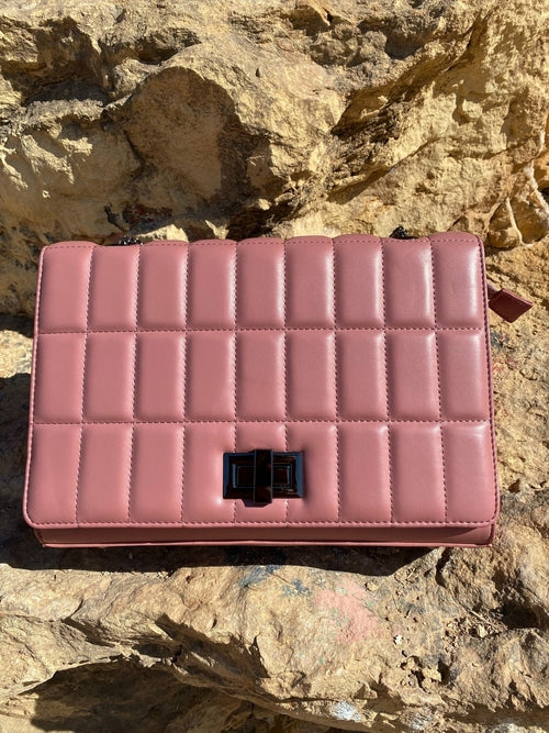 Quiltad axelväska med kedjerem