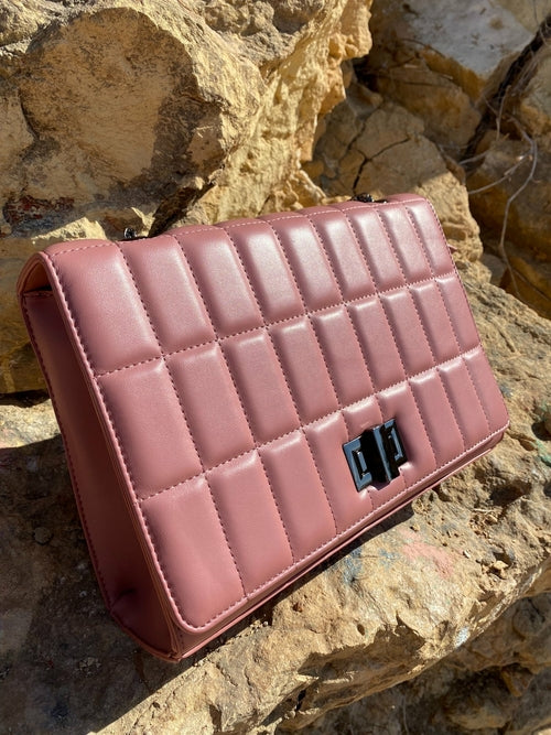 Quiltad axelväska med kedjerem