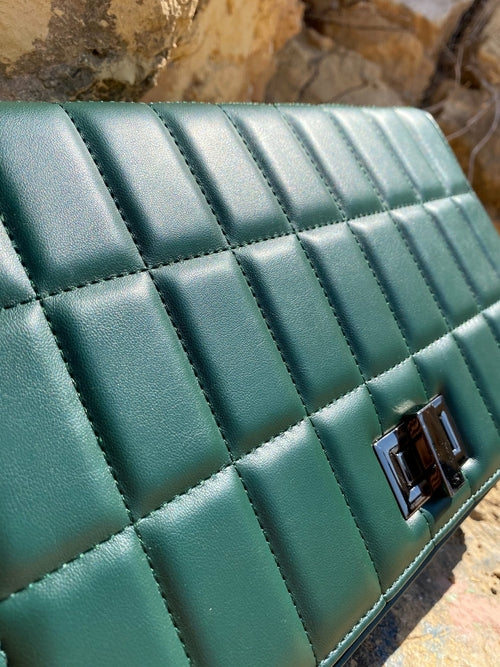 Quiltad axelväska med kedjerem