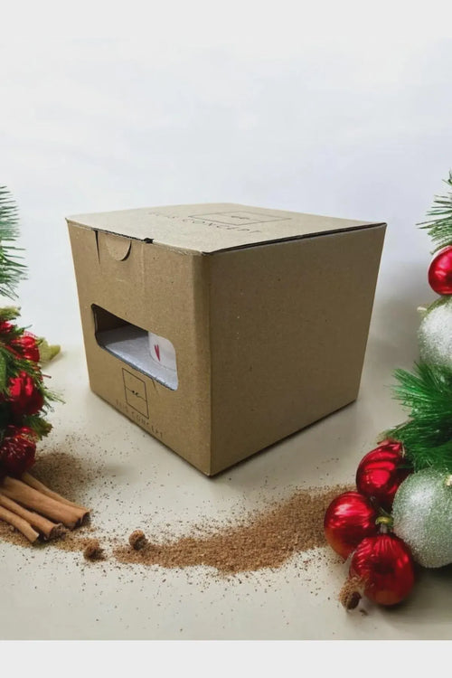 Set med 2 keramikkoppar med svart hjärtdesign – för eleganta stunder